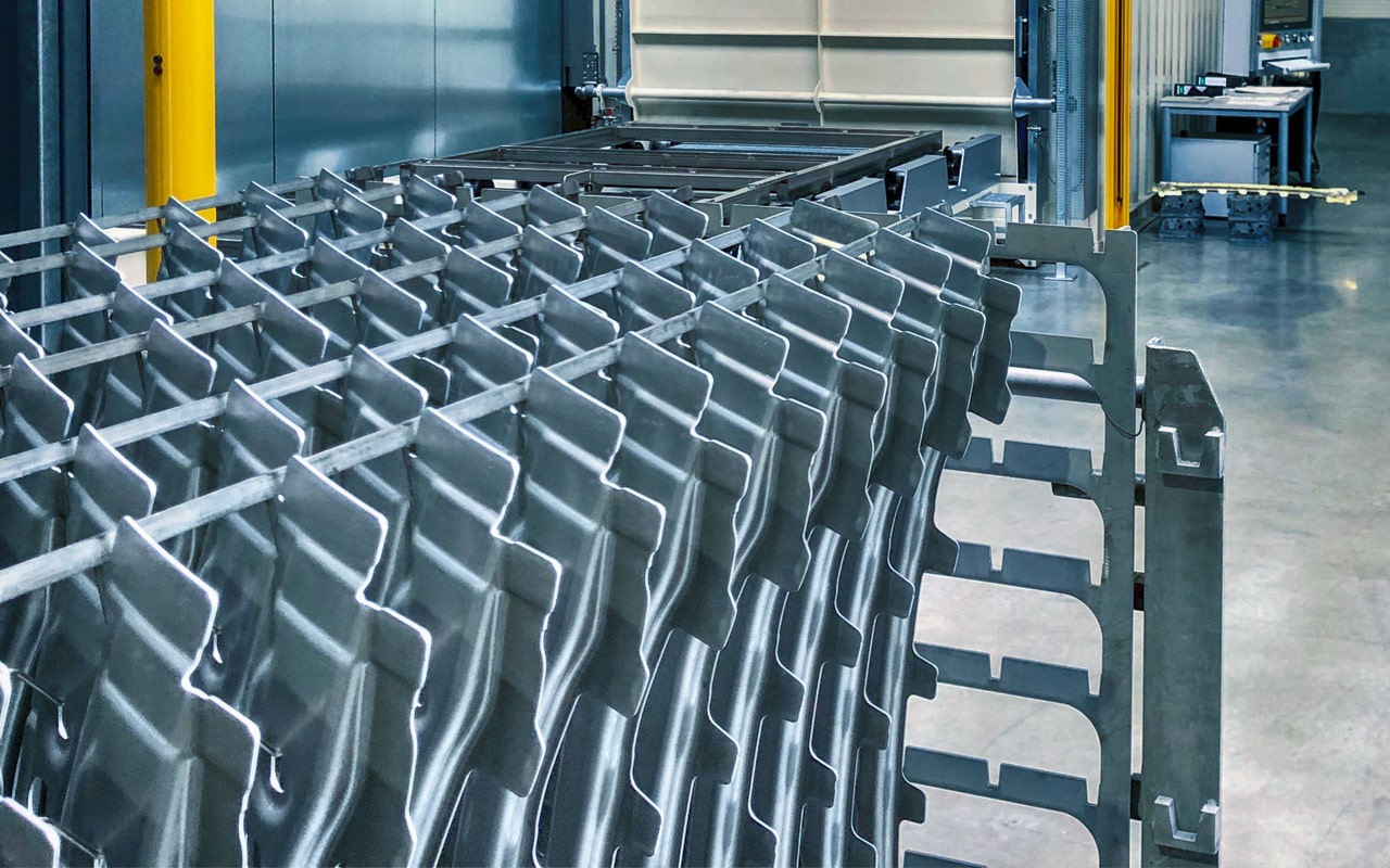 Aluminium-Strukturteile auf einem Gestell vor der Wärmebehandlung